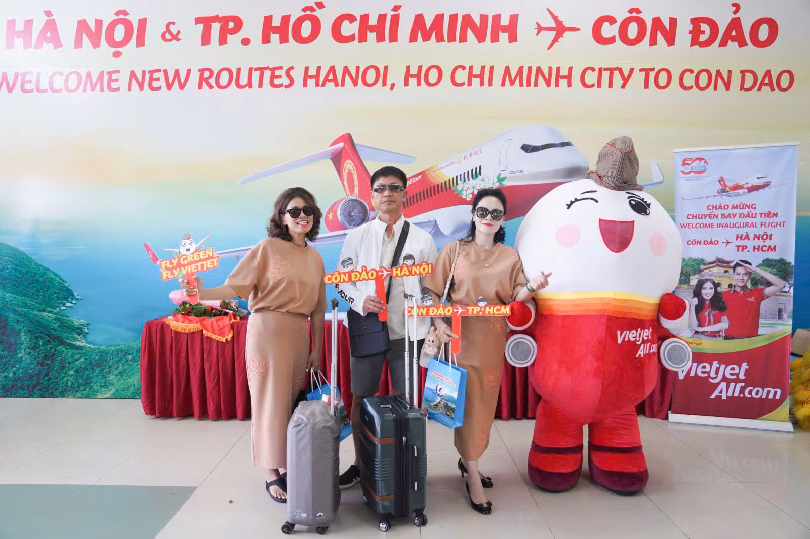 Hàng không VietJet chính thức khai trương đường bay từ Hà Nội/TP Hồ Chí Minh tới Côn Đảo. -0