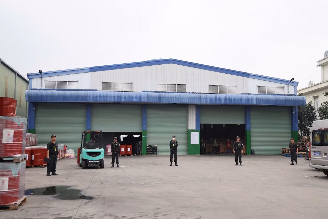 Tạm giữ hàng trăm tấn bột nêm, bột canh, dầu ăn, mỳ chính giả -1