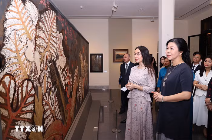 Phu nhân Ngô Phương Ly và Phó Chủ tịch Quỹ Heydar Aliyev tham quan Bảo tàng Mỹ thuật Việt Nam -1