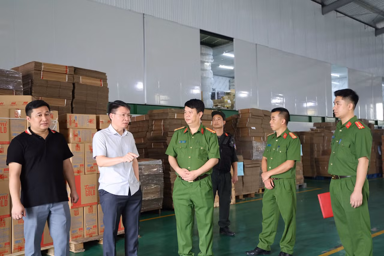 Tạm giữ hàng trăm tấn bột nêm, bột canh, dầu ăn, mỳ chính giả -2