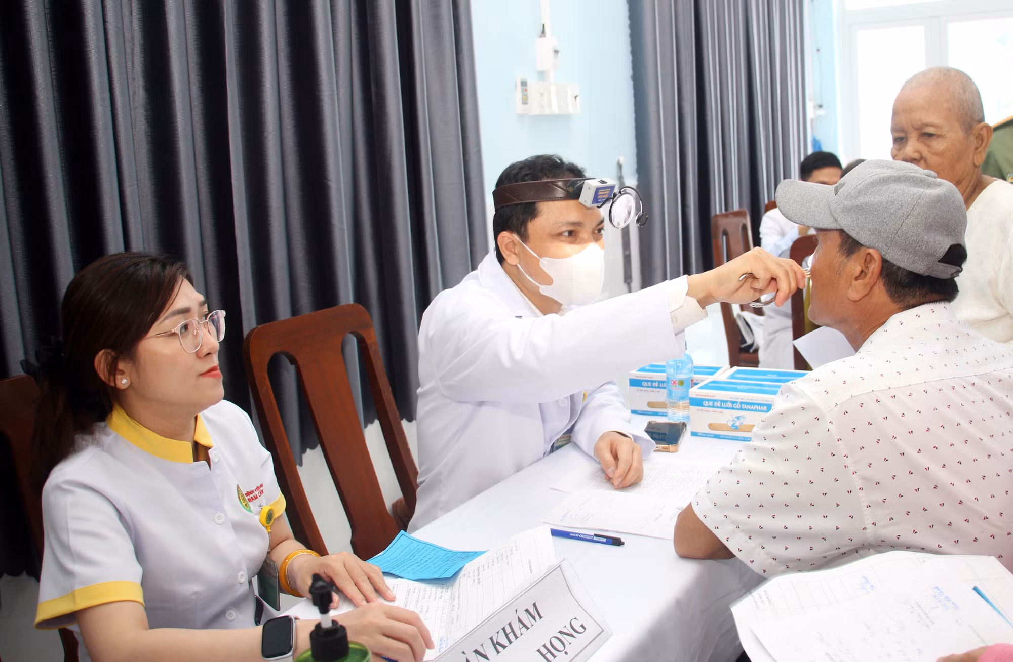 Người dân khó khăn được Cục An ninh chính trị nội bộ tổ chức thăm khám, cấp phát thuốc, tặng quà -1