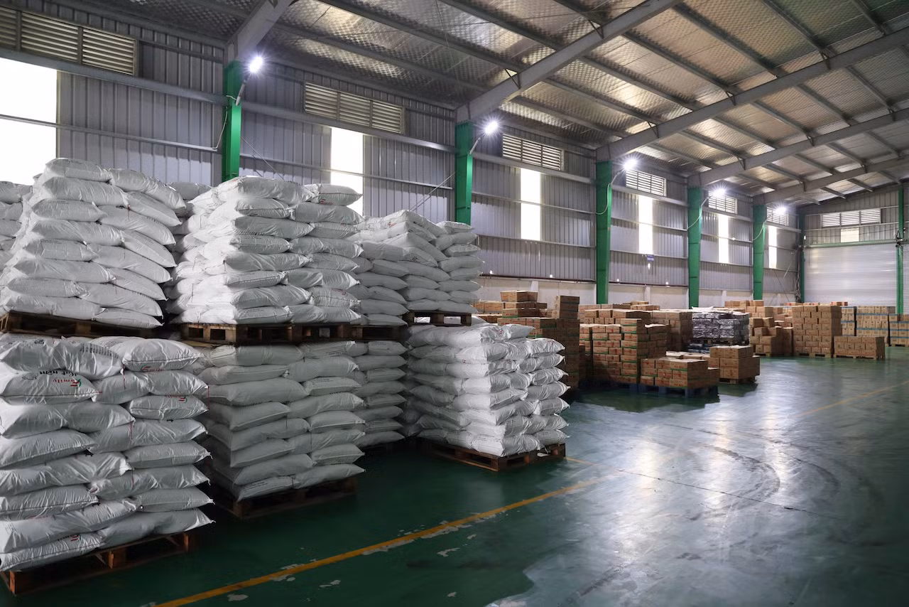 Tạm giữ hàng trăm tấn bột nêm, bột canh, dầu ăn, mỳ chính giả -0