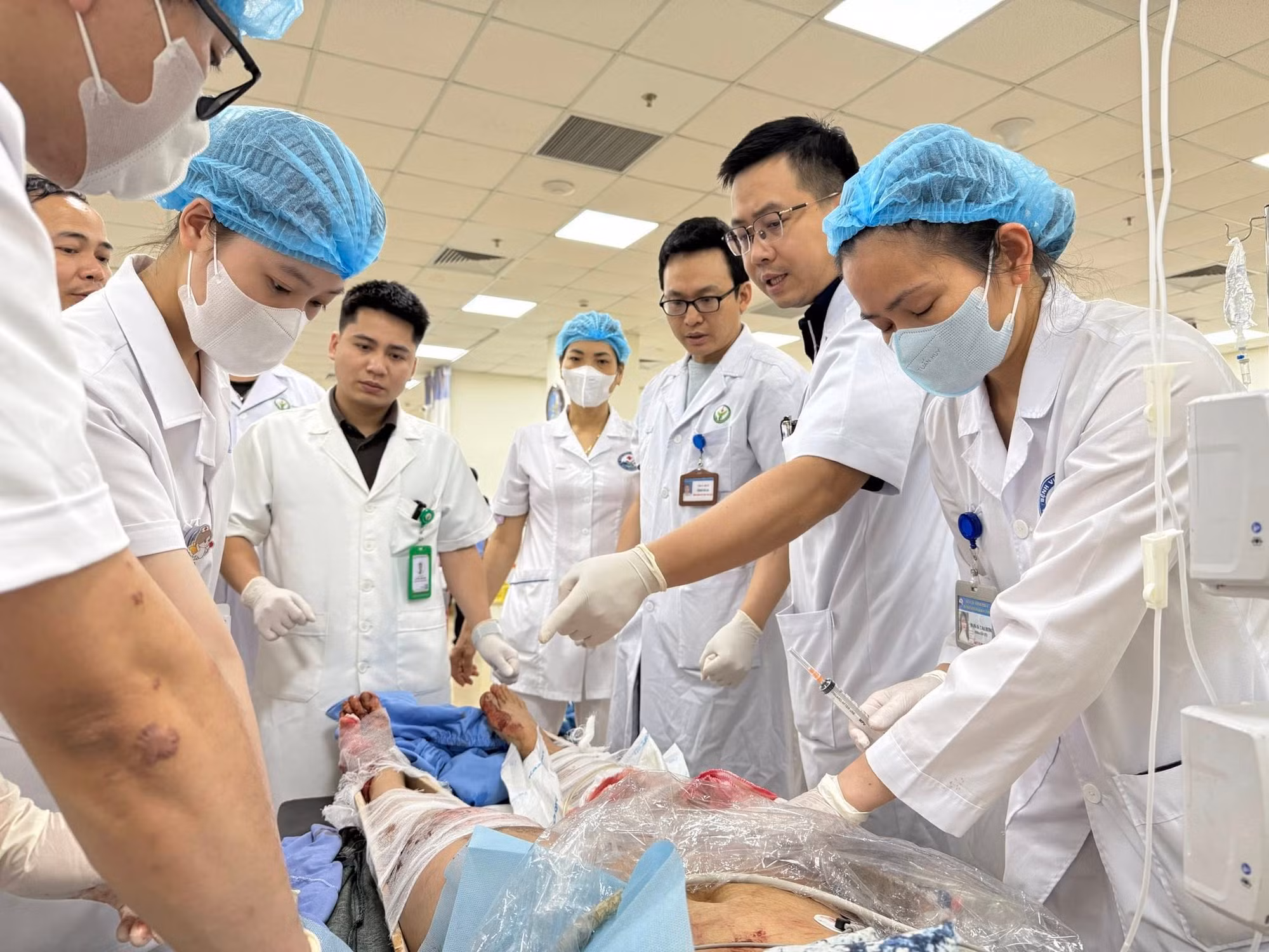 Bác sĩ Bệnh viện Việt Đức hội chẩn cấp cứu các nạn nhân vụ TNGT ở Tam Đảo -0