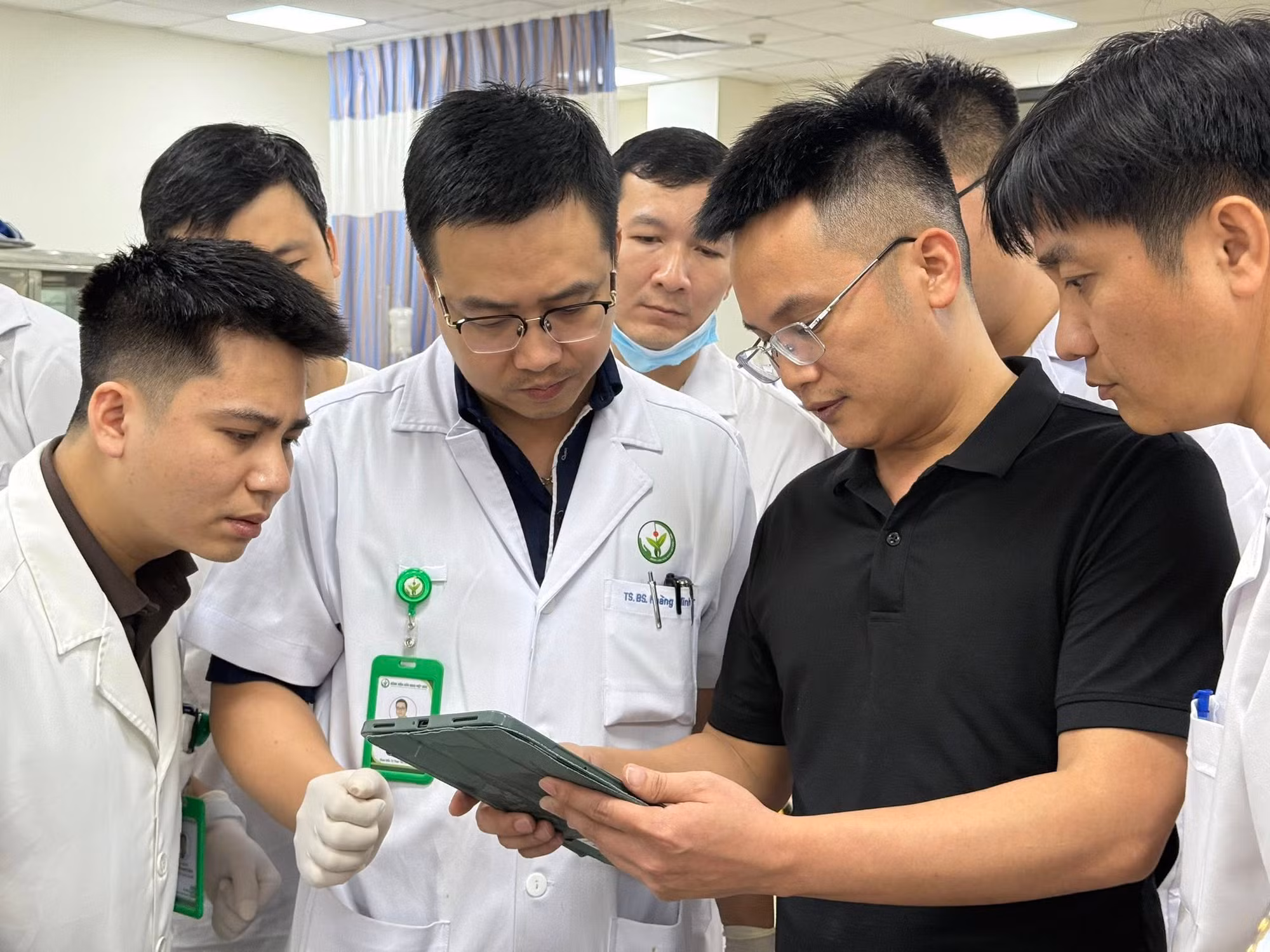 Bác sĩ Bệnh viện Việt Đức hội chẩn cấp cứu các nạn nhân vụ TNGT ở Tam Đảo -0