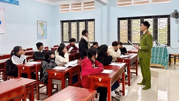 Thắp sáng bước chân em trên đại ngàn Trường Sơn