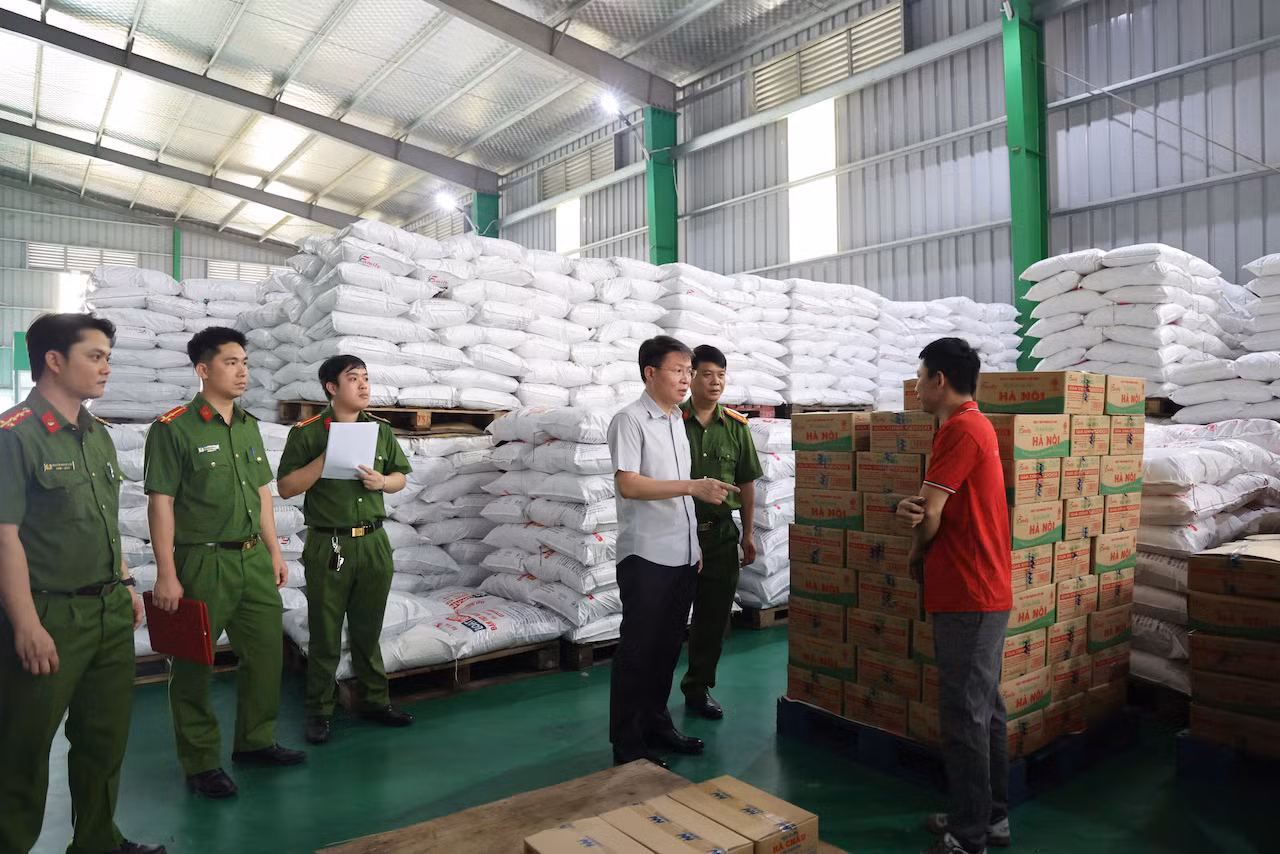 Tạm giữ hàng trăm tấn bột nêm, bột canh, dầu ăn, mỳ chính giả -0