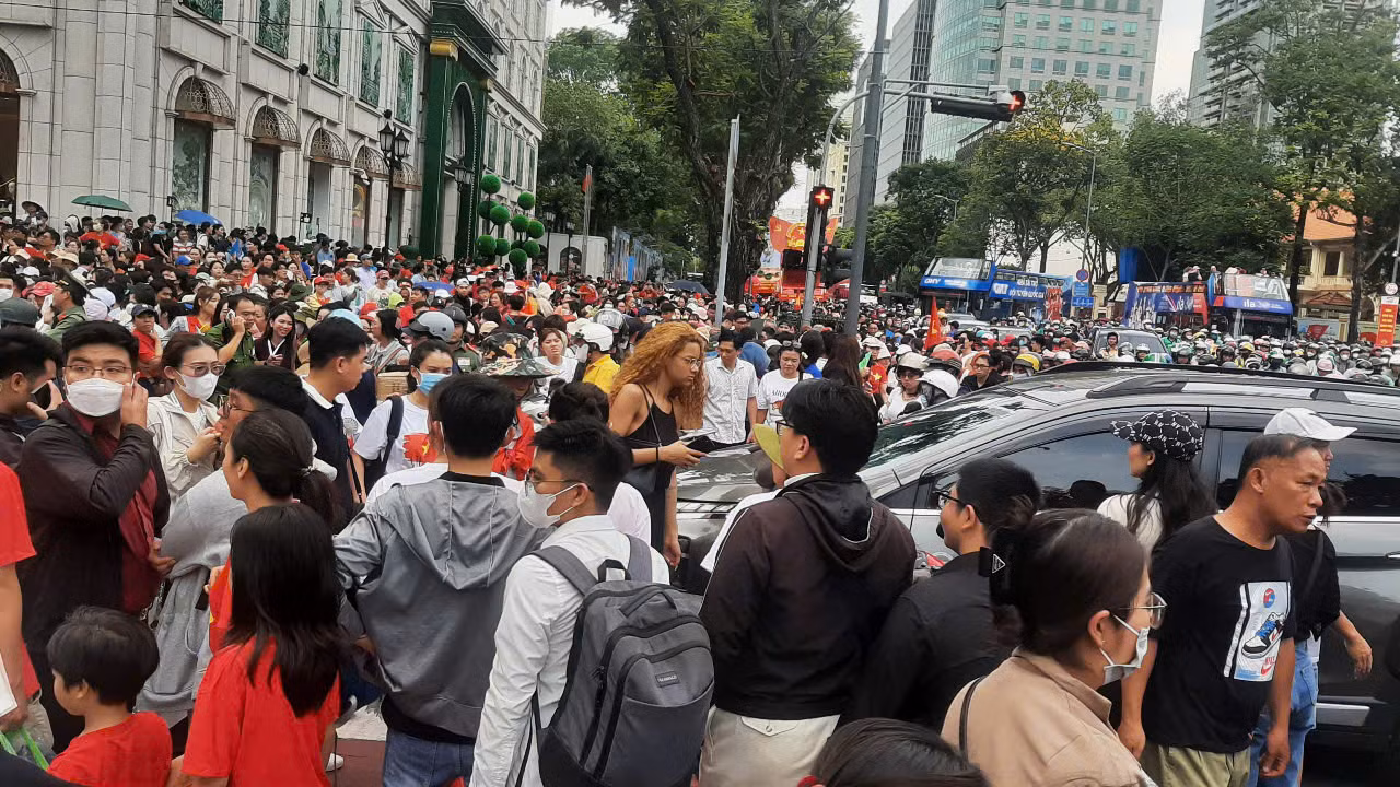 Rất đông người dân đổ về trung tâm xem sơ duyệt diễn binh, diễu hành -8