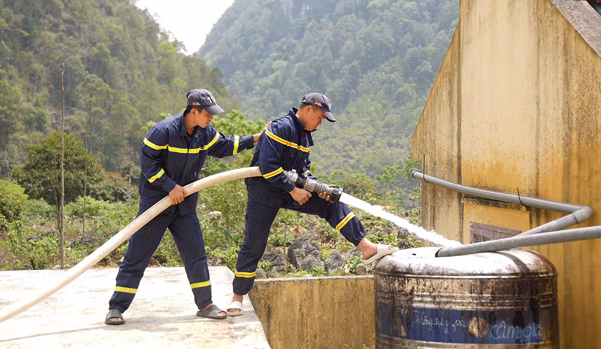 Lặng thầm những bước chân chở nước lên non -5