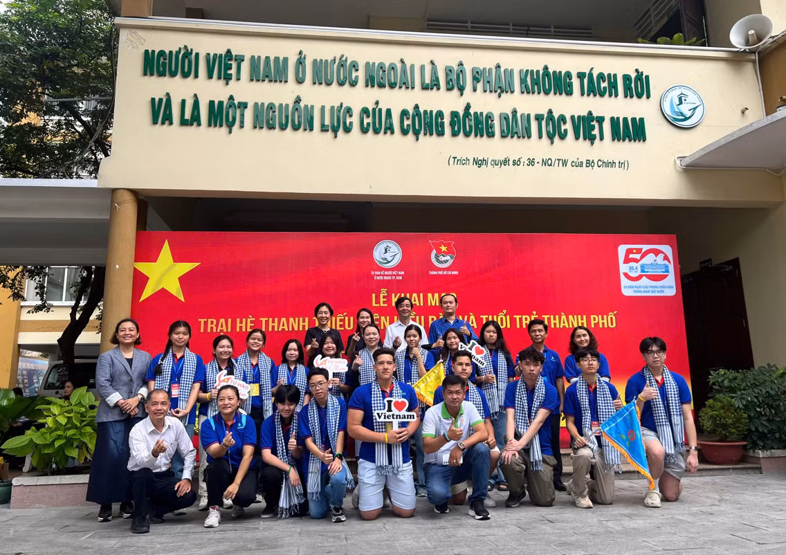 Thanh thiếu niên kiều bào tự hào 50 năm non sông liền một dải -0