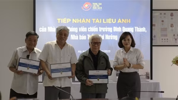 Các nhà báo chiến trường trao tặng loạt tác phẩm nhiếp ảnh quý về ngày 30/4