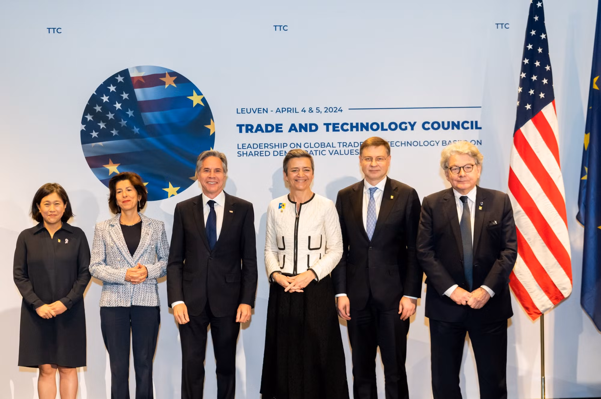 EU và Mỹ thúc đẩy vai trò lãnh đạo xuyên Đại Tây Dương -0