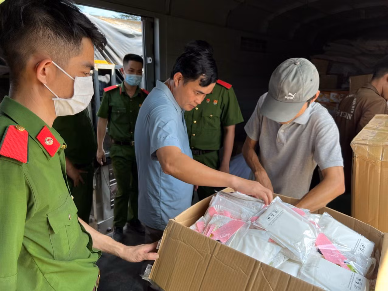 Phát hiện lô hàng hơn 2 tỷ đồng nghi nhập lậu tại ga Sóng Thần -0