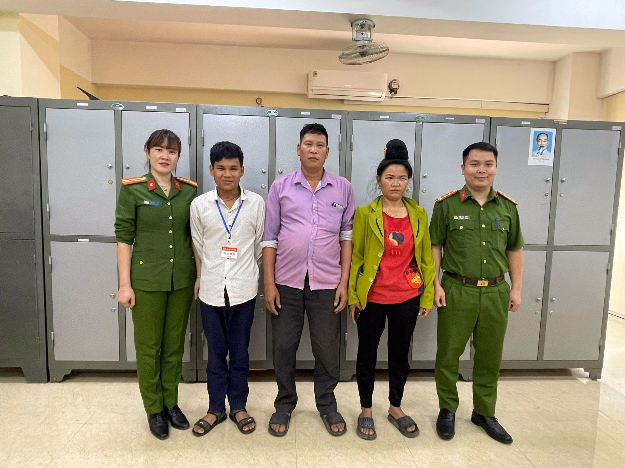 Công an Sơn La hỗ trợ thanh niên bị lừa bán sang Campuchia trở về nhà -0