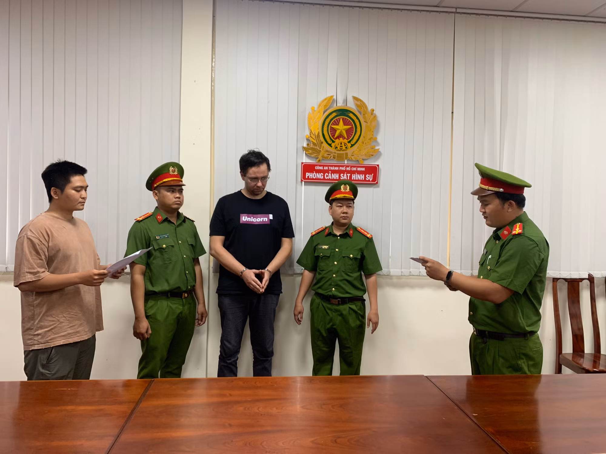 Kêu gọi người vay tiền qua hai trang web cho vay lãi nặng phối hợp điều tra -0