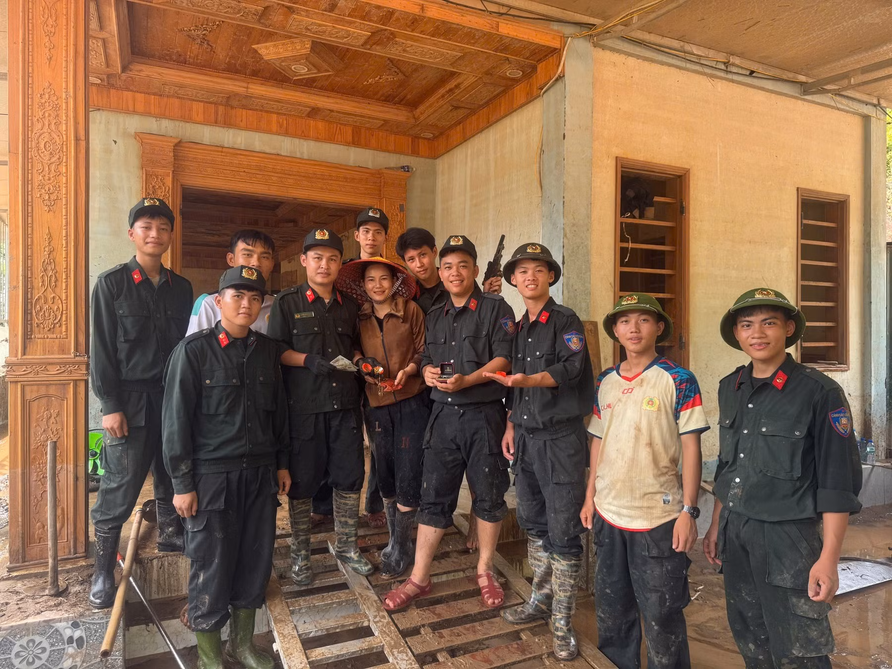 Dọn bùn sau lũ, Công an tỉnh Nghệ An tìm thấy tiền, vàng trả lại cho người dân -0