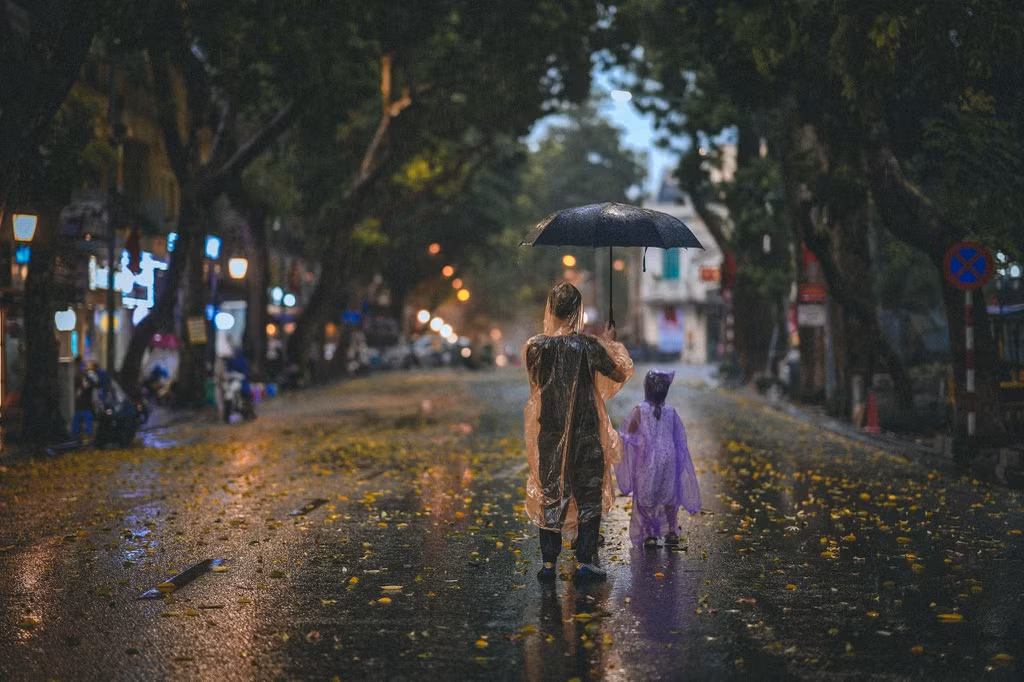Hà Nội chiều tối mưa to, Trung Bộ nắng nóng gay gắt -0