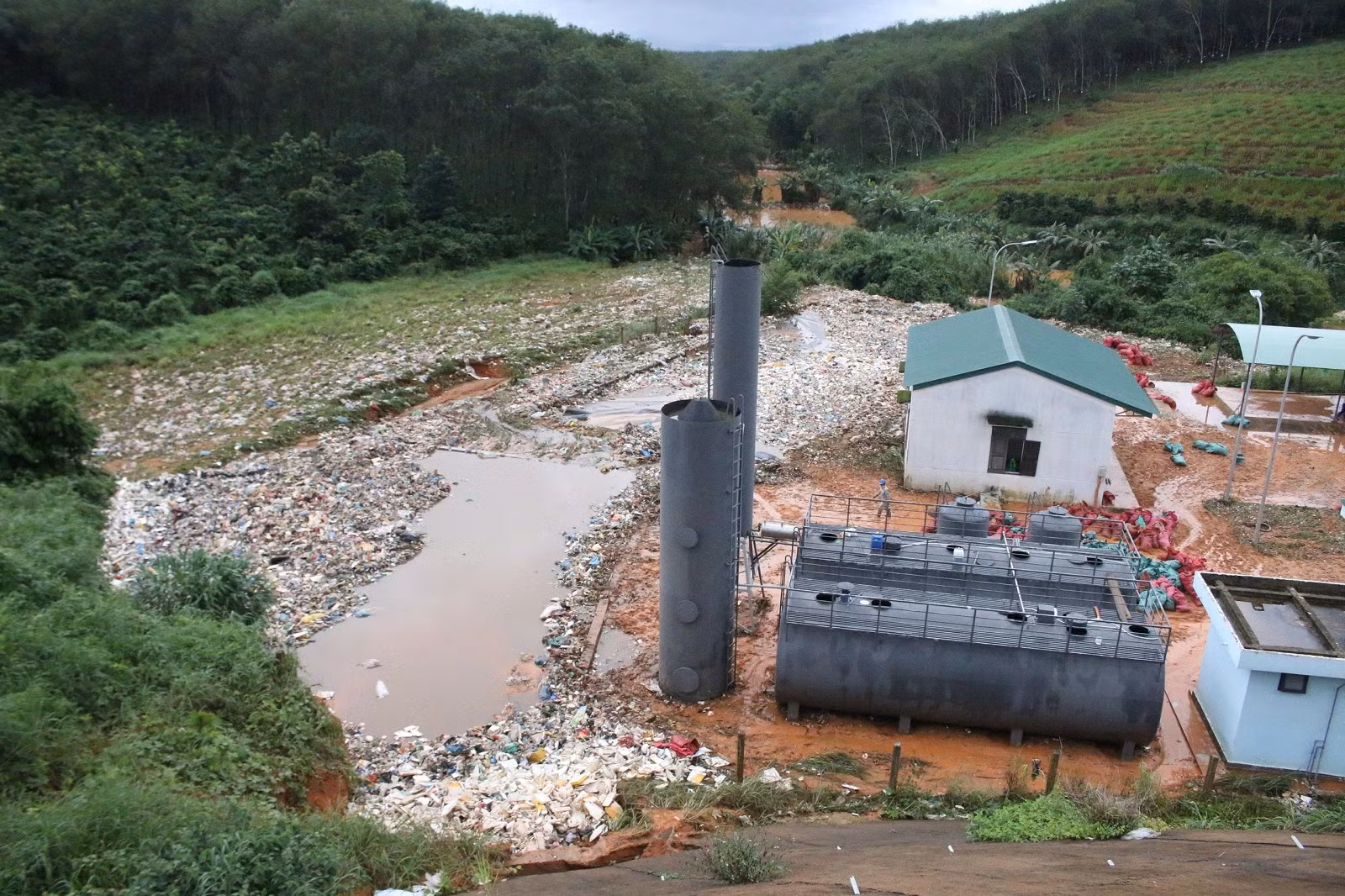 Kiểm tra phản ánh khu xử lý rác thải “thủng” hồ chứa, gây ô nhiễm -0