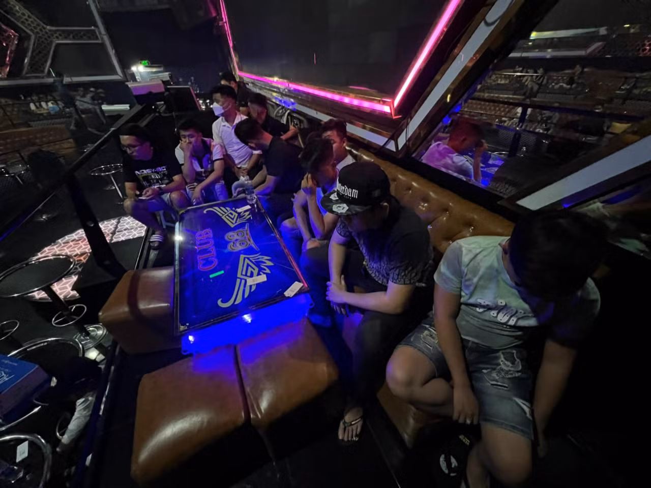 Đang phê pha ma túy trong bar, 32 đối tượng bị bắt quả tang -0
