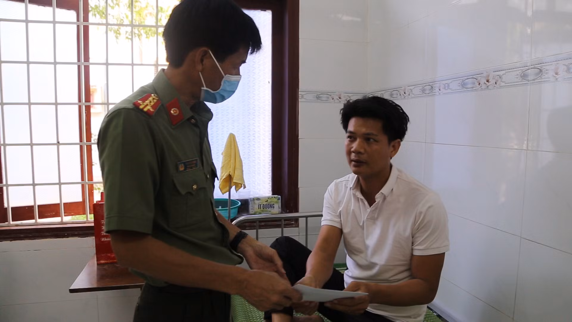 Quảng Ngãi: Bắt vụ đánh bạc, Trưởng Công an xã bị thương -0
