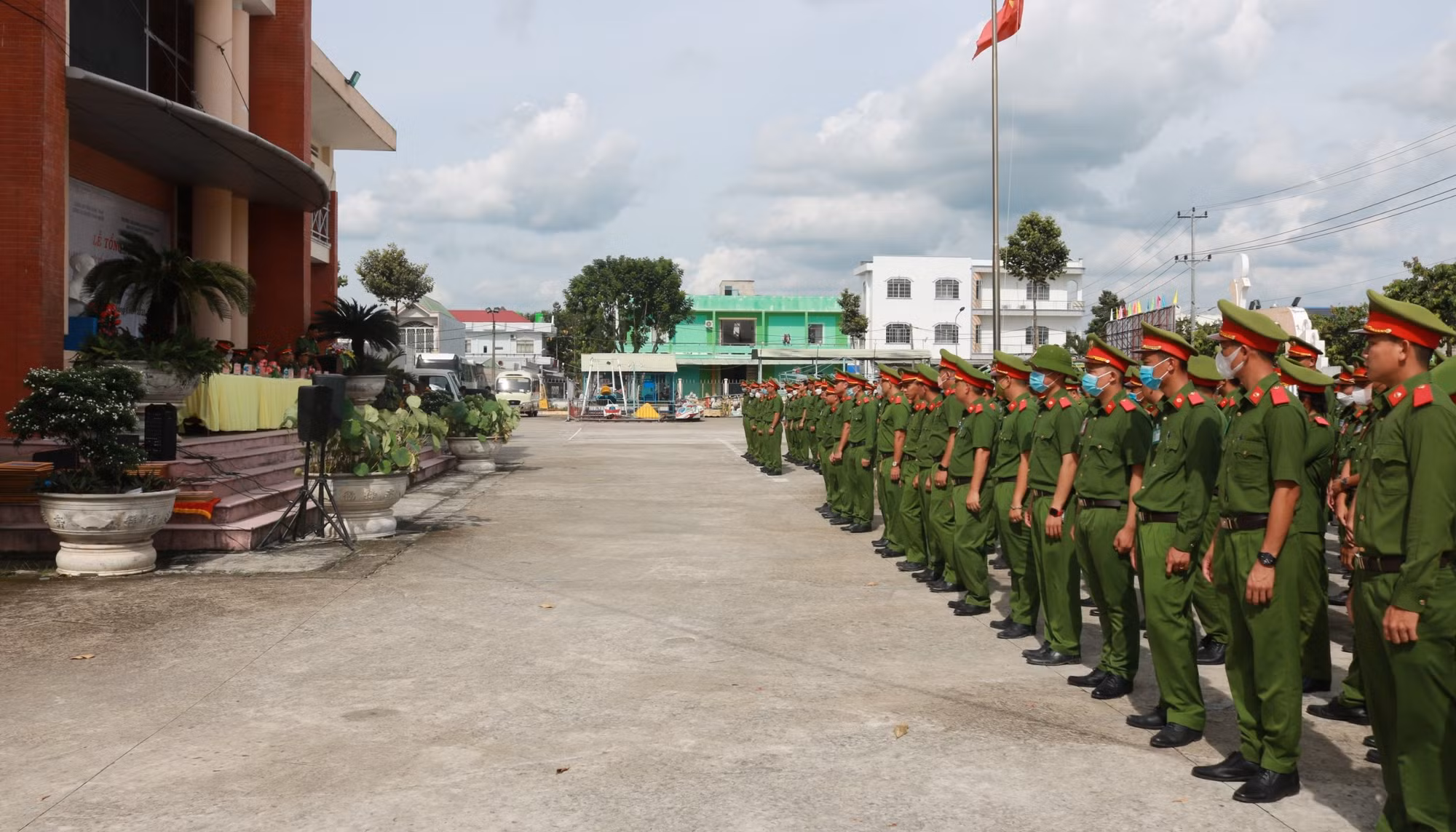 Khen thưởng gần 60 tập thể, cá&nbsp;nhân “3 cùng” với người dân -0