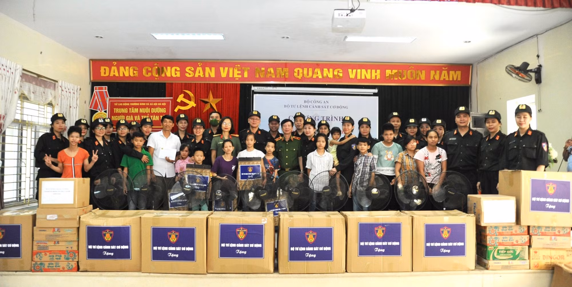 Mang yêu thương, sẻ chia với người khuyết tật, người có hoàn cảnh khó khăn -0