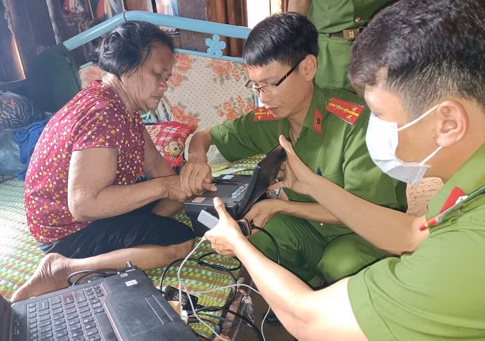 Công an huyện Bảo Lâm trao 700 phần quà cho bà con nghèo -0