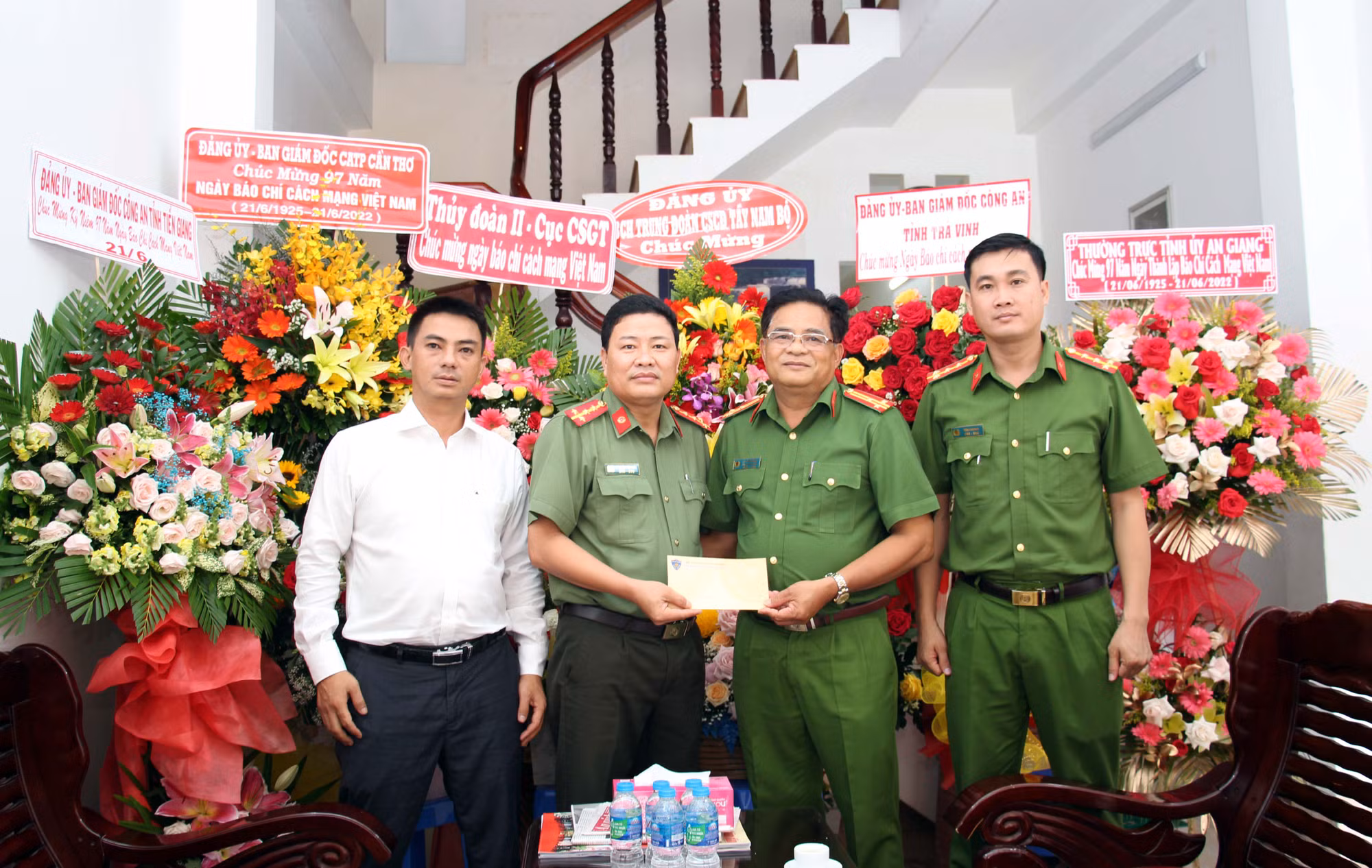 Nhiều đơn vị, địa phương chúc mừng Văn phòng thường trú Báo CAND khu vực ĐBSCL -0