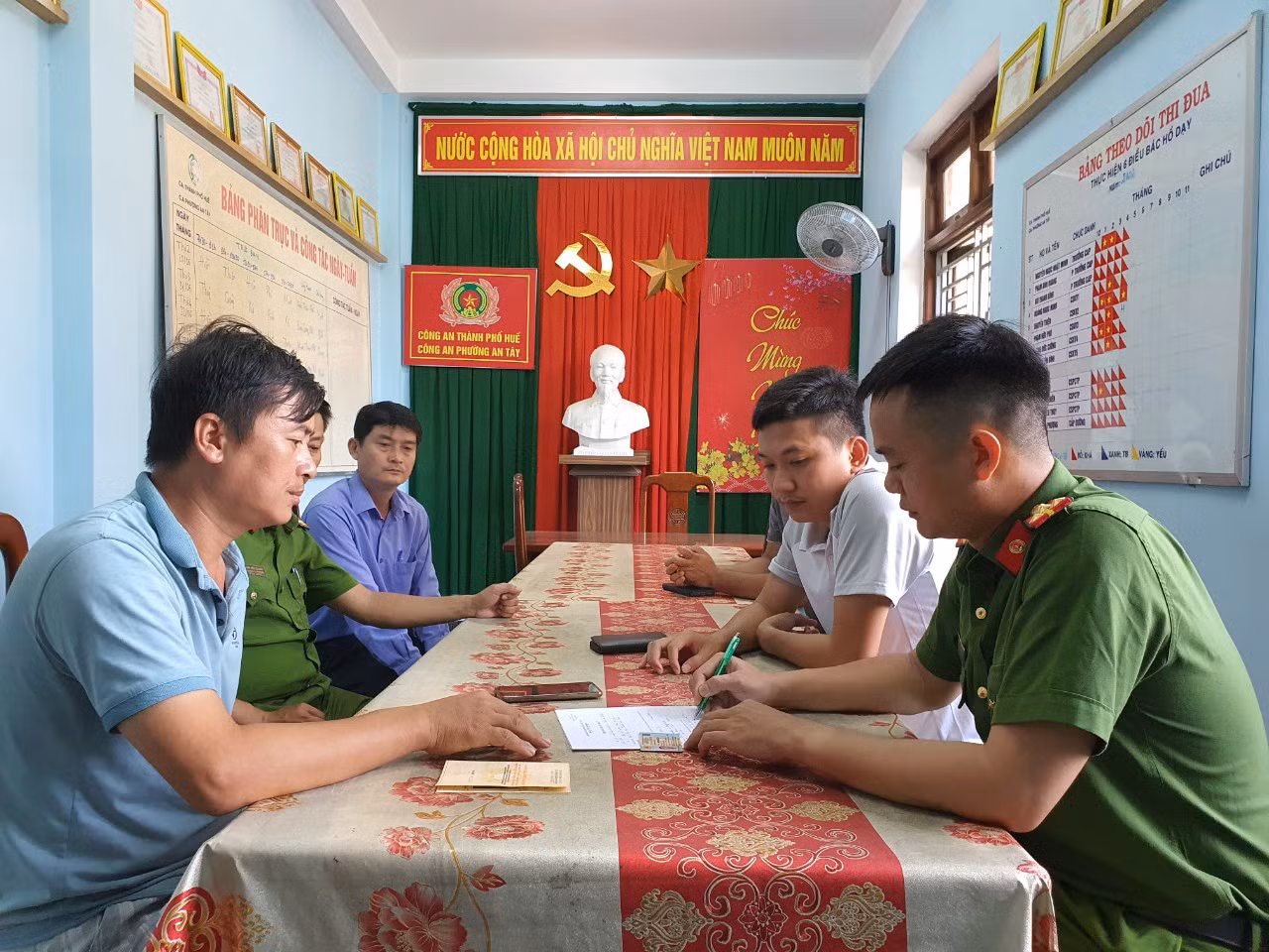 Tài xế ô tô ngụy trang tinh vi chở 6.500 gói thuốc lá lậu -0
