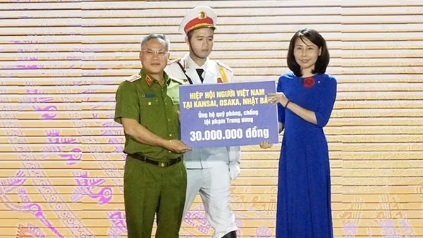Xúc động những tấm lòng chung tay ủng hộ Quỹ phòng, chống tội phạm Trung ương