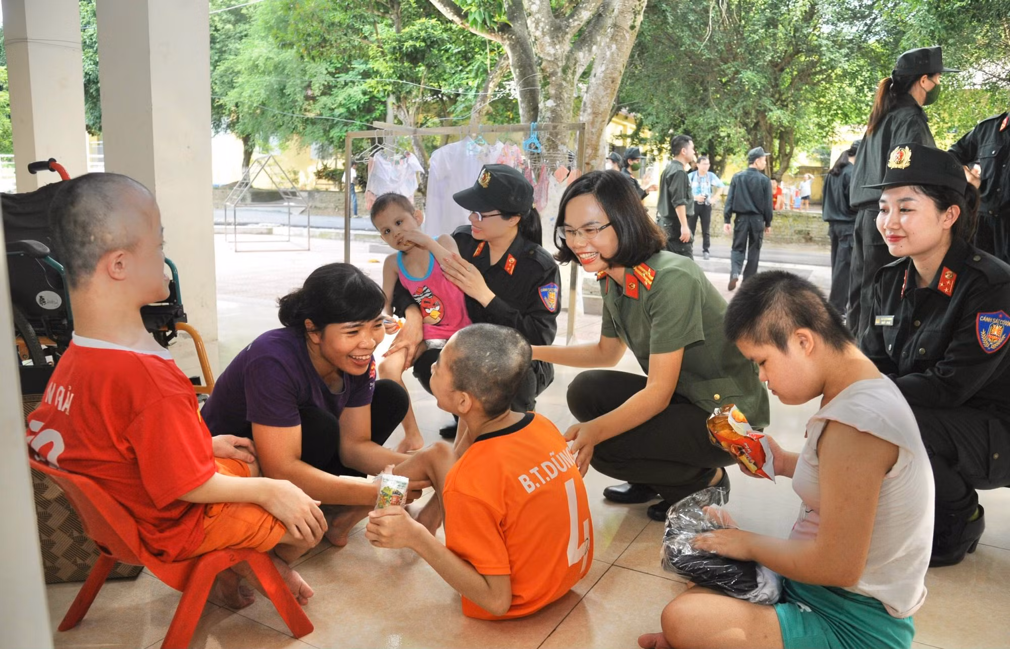 Mang yêu thương, sẻ chia với người khuyết tật, người có hoàn cảnh khó khăn -0