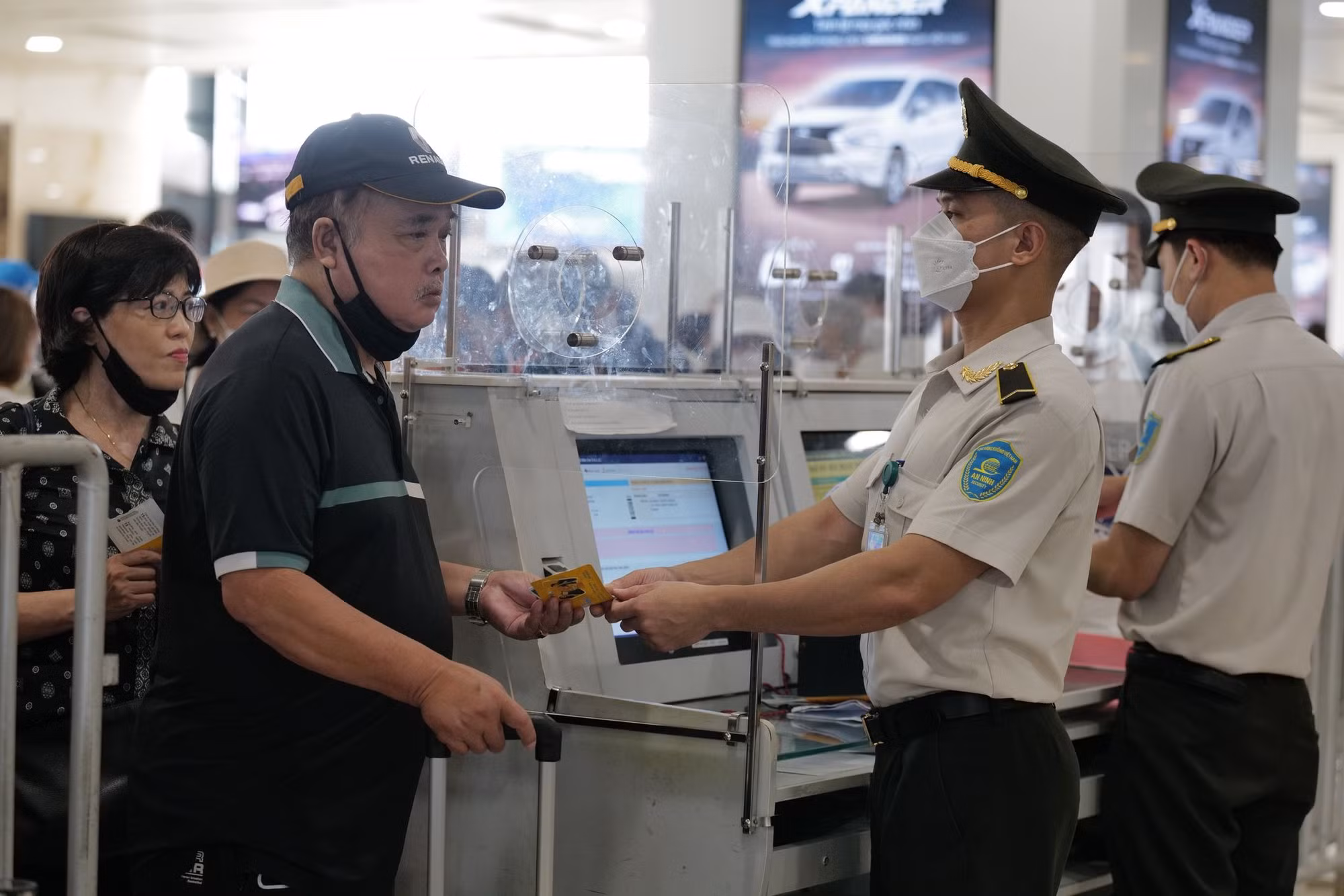 Sân bay Nội Bài quá tải mùa du lịch -0