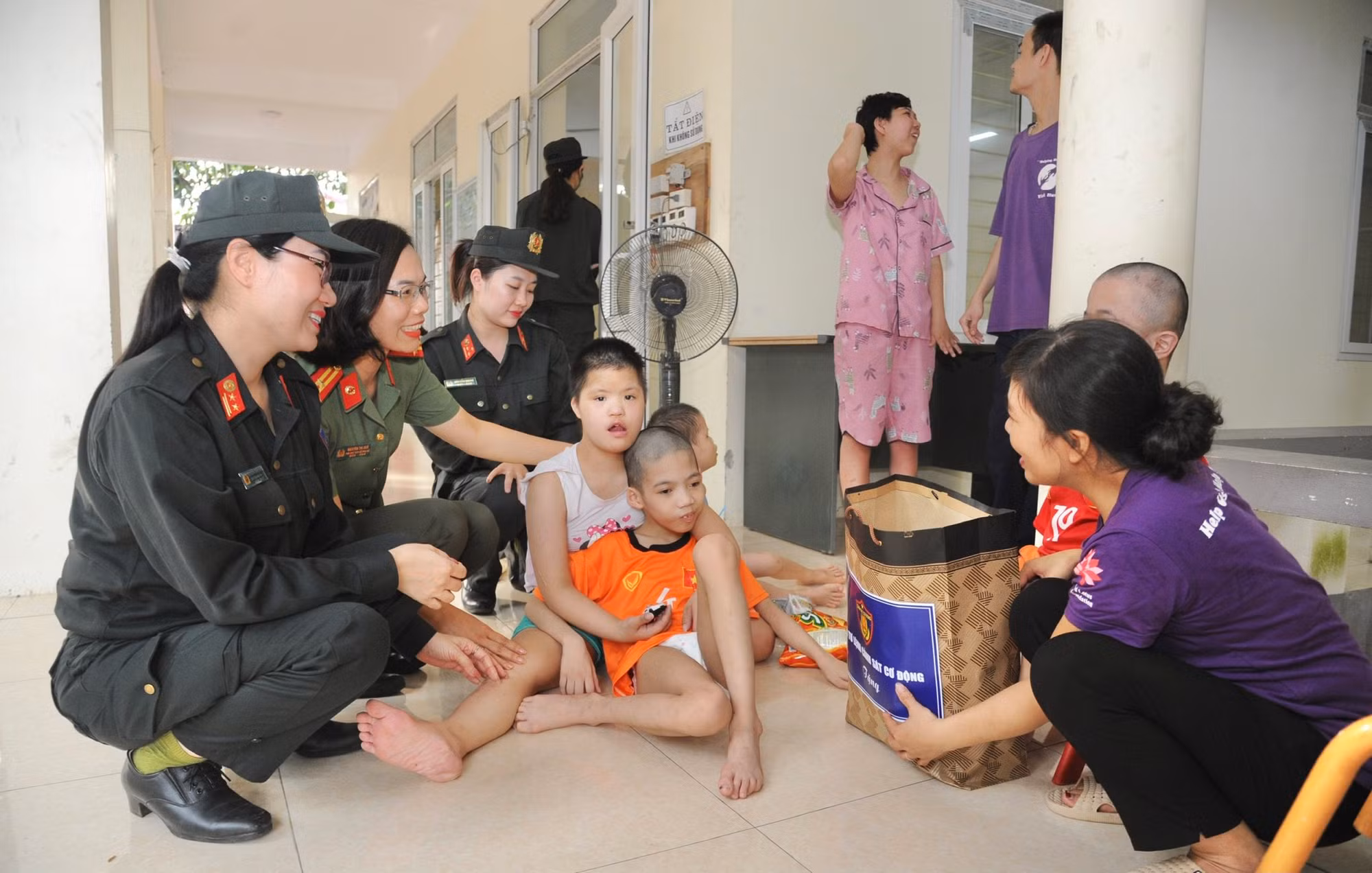 Mang yêu thương, sẻ chia với người khuyết tật, người có hoàn cảnh khó khăn -1