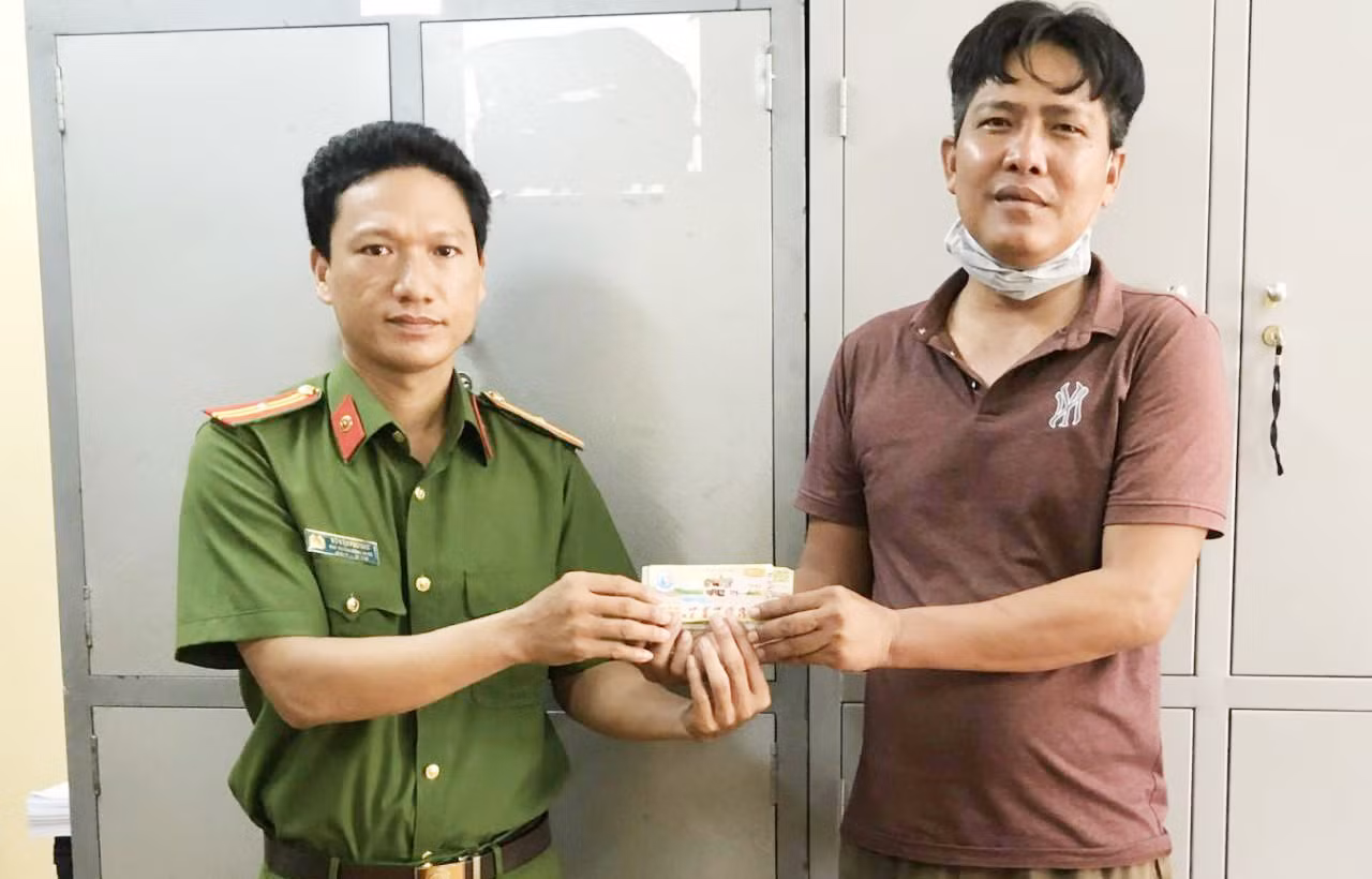 Công an xã giúp dân trả lại tài sản cho người đánh rơi -0