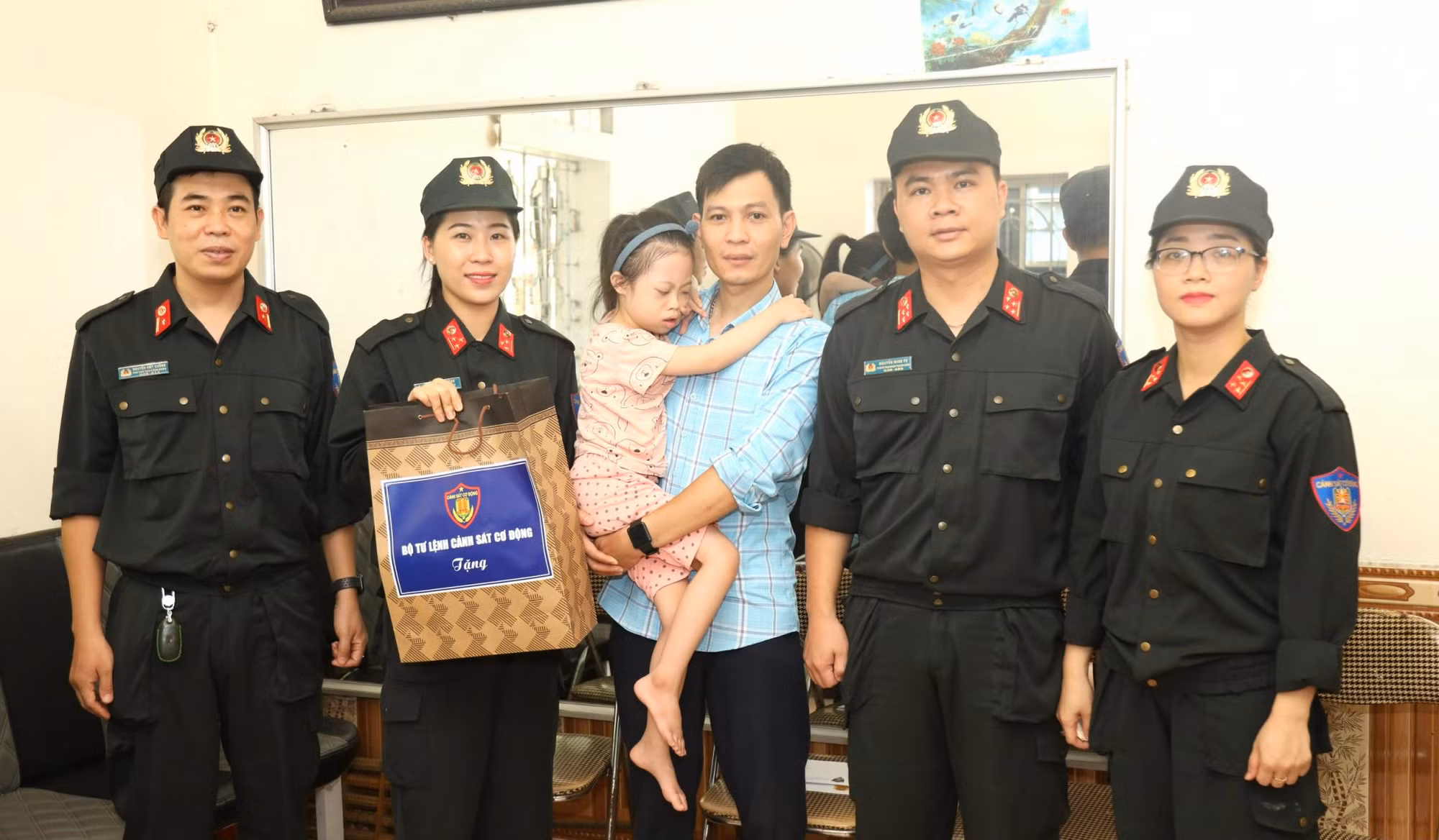 Mang yêu thương, sẻ chia với người khuyết tật, người có hoàn cảnh khó khăn -0