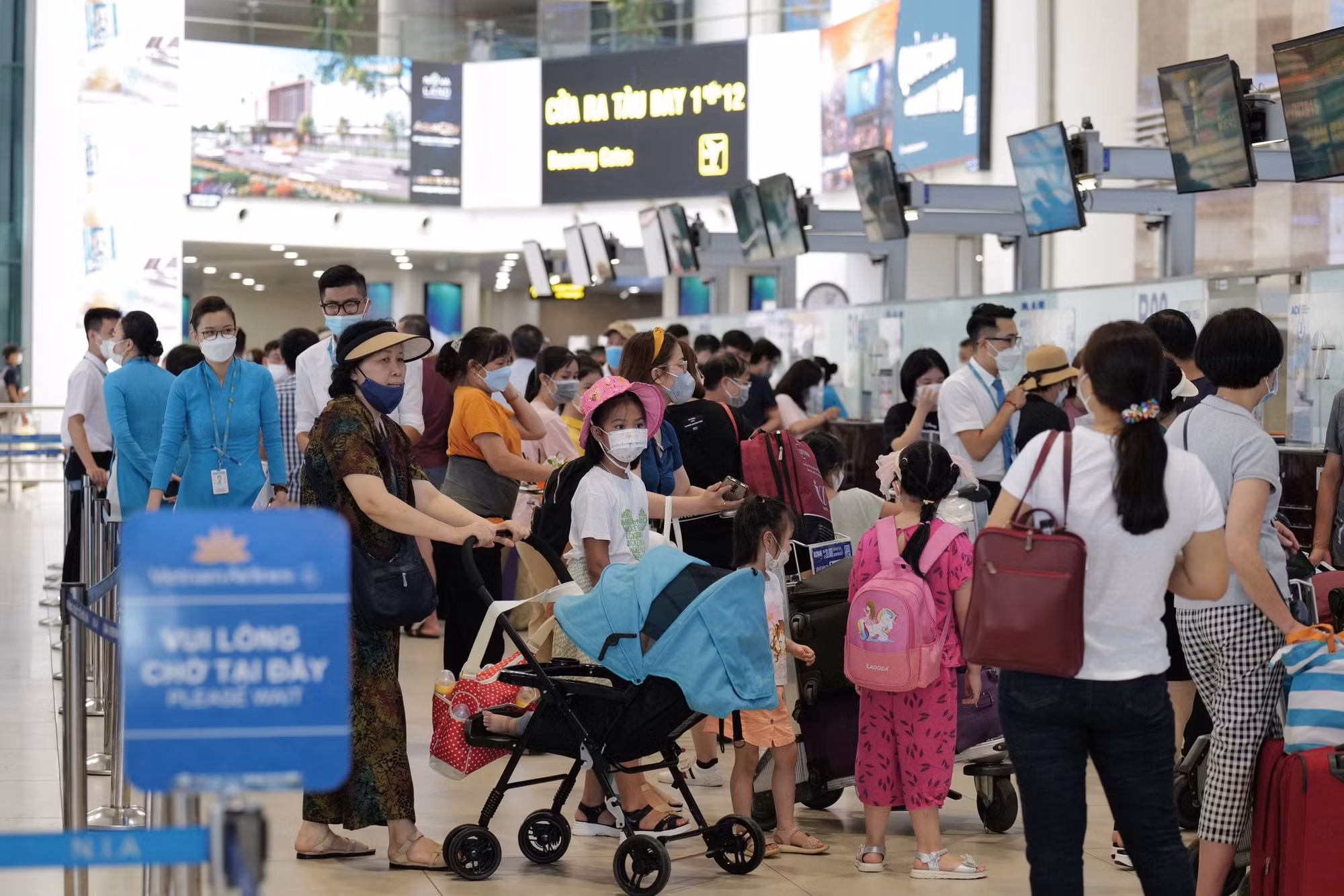 Sân bay Nội Bài quá tải mùa du lịch -0