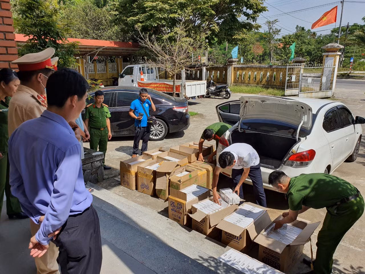 Tài xế ô tô ngụy trang tinh vi chở 6.500 gói thuốc lá lậu -0