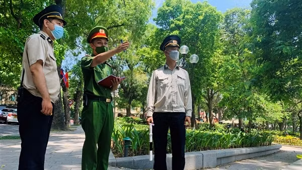 Không để hàng rong bủa vây không gian đi bộ hồ Gươm