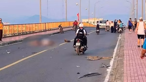 Tai nạn liên hoàn trên cầu Nhật Lệ làm 3 người bị thương nặng