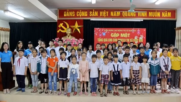 Quan tâm chăm lo cho con em người lao động có hoàn cảnh khó khăn