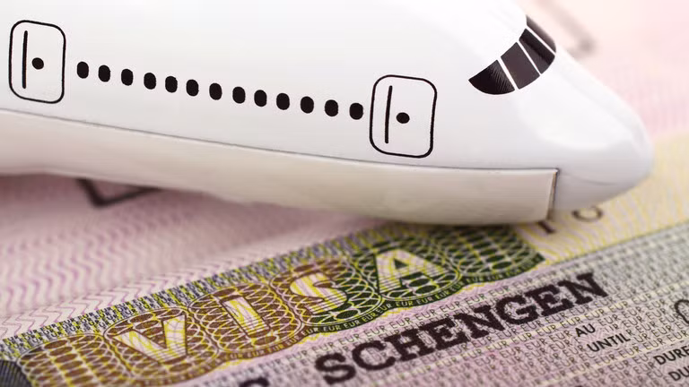 EU tăng gấp đôi phí cấp visa với người Nga -0