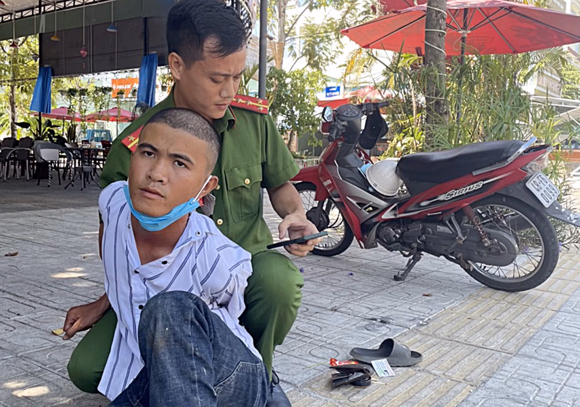 Trên đường trao nhà tình nghĩa về, cán bộ Cảnh sát môi trường bắt giữ kẻ trộm xe máy -0