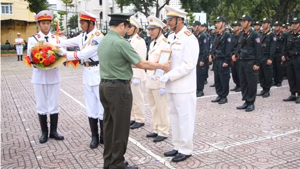 Đắk Lắk ra mắt Tiểu đoàn Cảnh sát cơ động dự bị chiến đấu