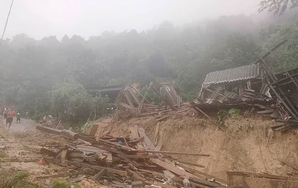 Công an Nghệ An giúp nhân dân khắc phục hậu quả lũ lụt -0