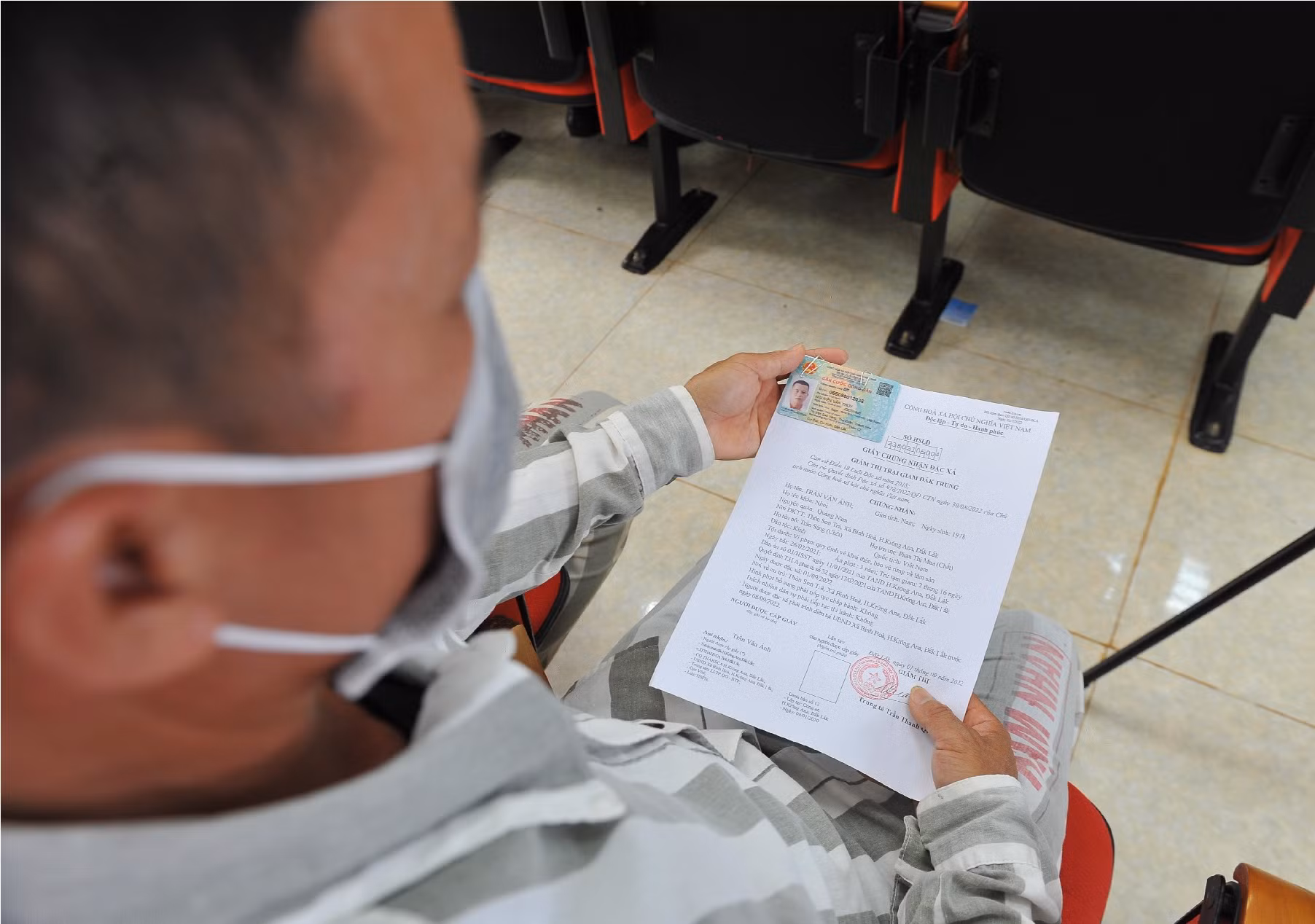 Niềm vui ngày trở về của những phạm nhân được đặc xá -0