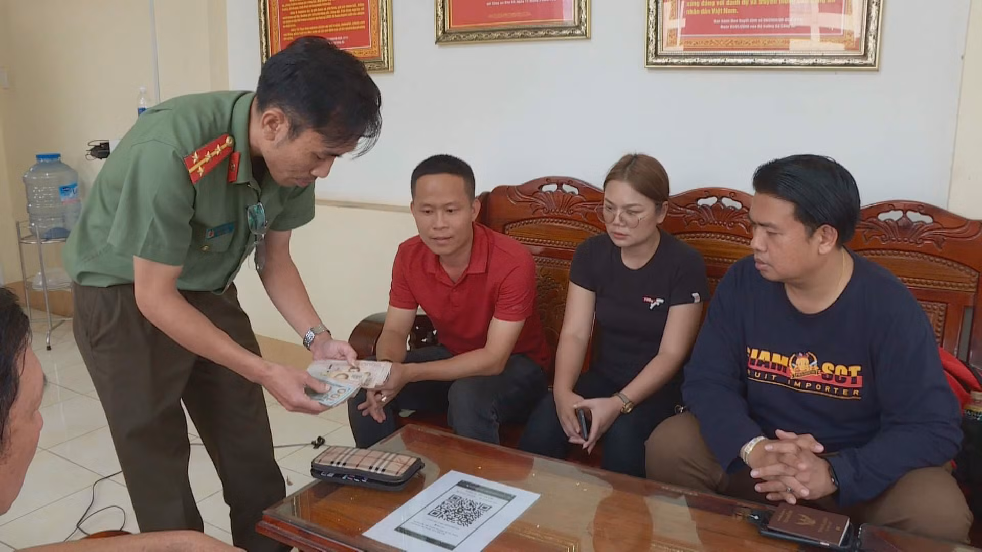 Trao trả tài sản hơn 50 triệu đồng cho 2 du khách Thái Lan đánh rơi -0
