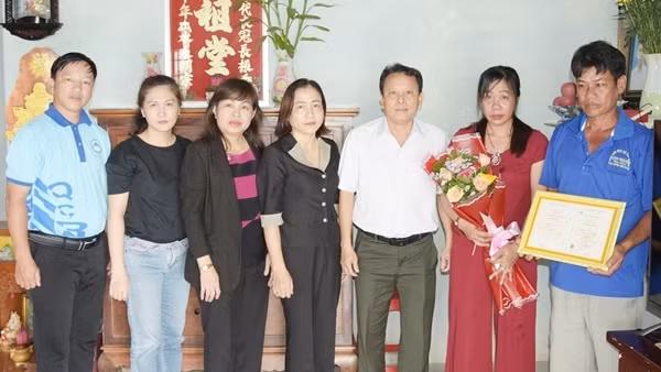Trao bằng cử nhân cho gia đình sinh viên qua đời vì đuối nước