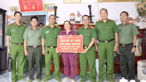 Trường Cao đẳng CSND II tặng sổ tiết kiệm Mẹ VNAH và quà cho các gia đình liệt sỹ