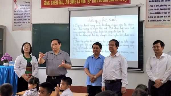Thủ tướng Phạm Minh Chính thăm trường tiểu học thị trấn Yên Lập, Phú Thọ
