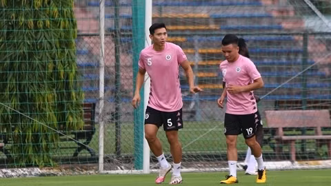 Văn Hậu tập luyện cùng Hà Nội FC sau 14 ngày cách ly