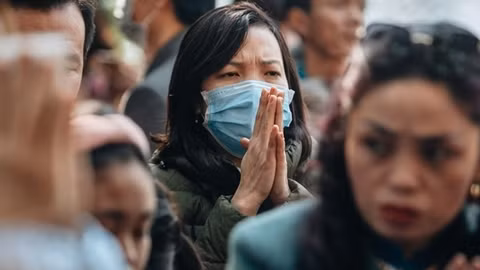 Người dân đeo khẩu trang đi lễ đầu năm tại phủ Tây Hồ
